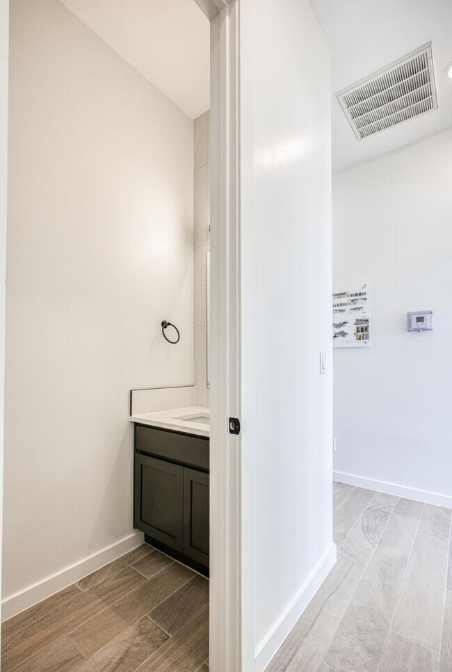 Building Photo - Beautiful East side House 4 bed-2.5 baths, part of The Overlook Casa Club that includes Swimming ...