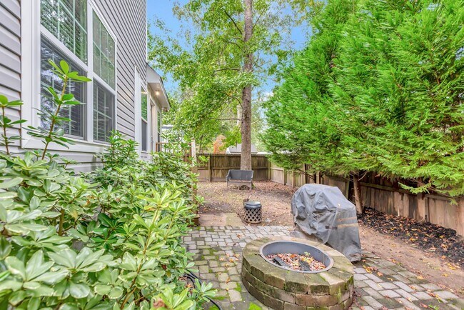 Building Photo - Unbeatable Location – Just 6 Minutes to Do...