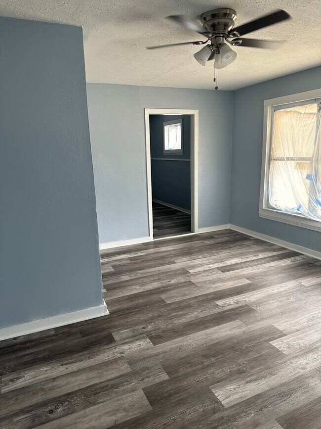 Building Photo - 2 Bed 1 Bath - House