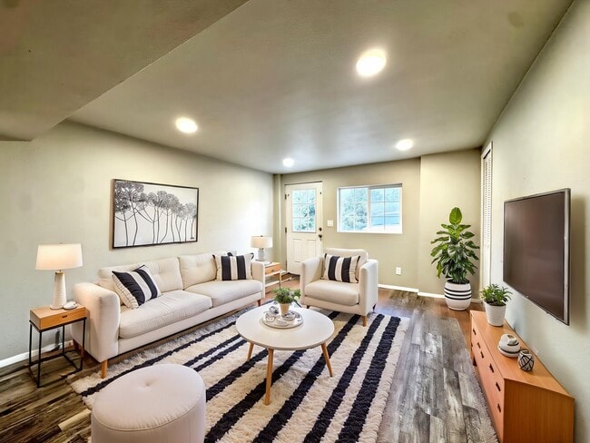 Building Photo - 806 Paradise Ln