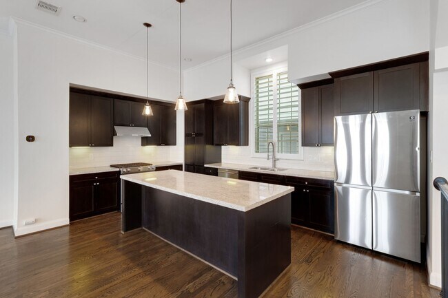 Building Photo - 1030 W 26th St