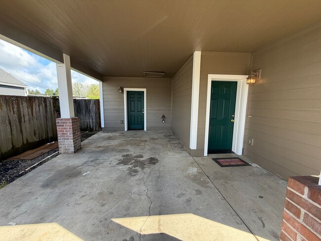 Building Photo - 3 Bedroom 2 bath single family house