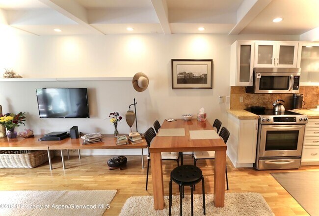 Building Photo - 1007 E Hyman Ave