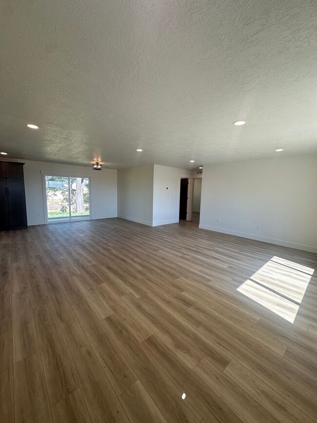 Building Photo - Style and Class....2 Bedroom, 1 bath , 1 C...