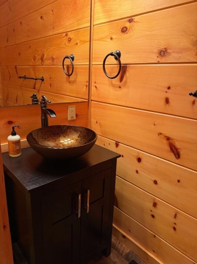 Building Photo - Sevierville 37876 - 3 bedroom, 3.5 Bath, 2486 sq. ft. Cabin and a 672 sq. ft. Studio above garage...