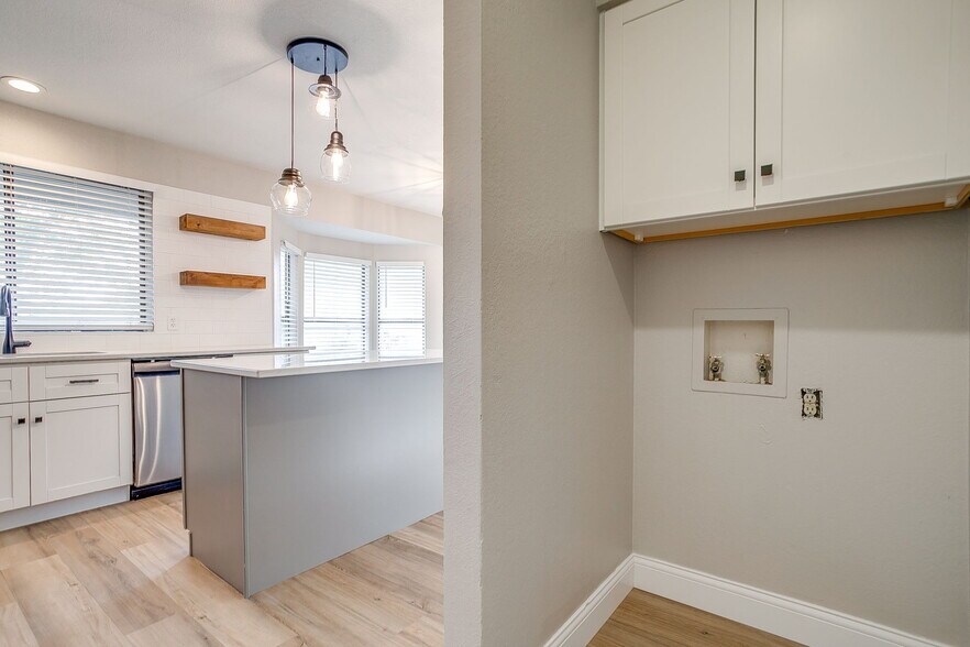 Laundry - 7920 Lazy Brook Dr