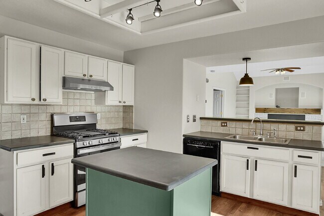 Building Photo - $2,695.00, 4 bed, 3.5 bath, located in Col...