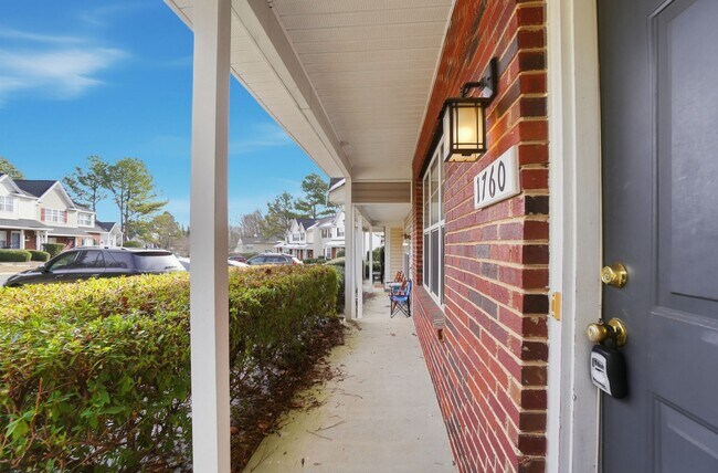 Building Photo - 2 Bedroom End Unit Townhome in University Heights!