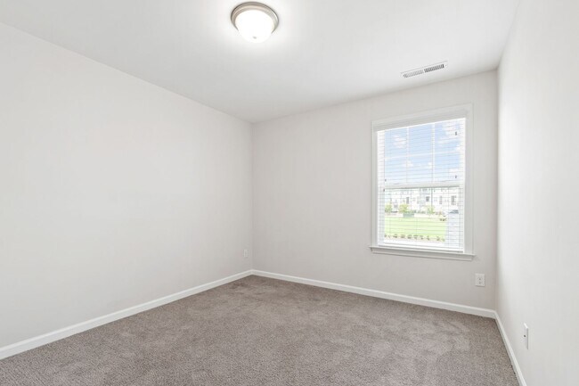 Building Photo - Stylish 4-Bedroom Townhome with Backyard O...