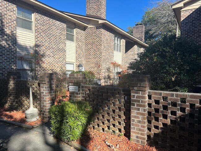 Building Photo - 2.5 Blocks to the Beach! Unfurnished 2 Bedroom, 2 Bath Condo on 1st Floor!
