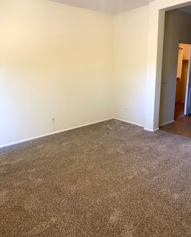 Building Photo - **BEAUTIFUL 3BEDROOM/2BATHROOM HOME LOCATE...