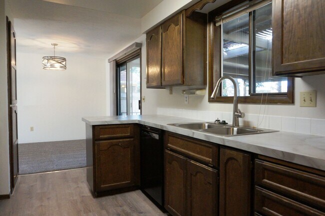 Building Photo - 948