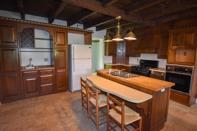 Building Photo - Large Home on Jacksonville Rd with Laundry!