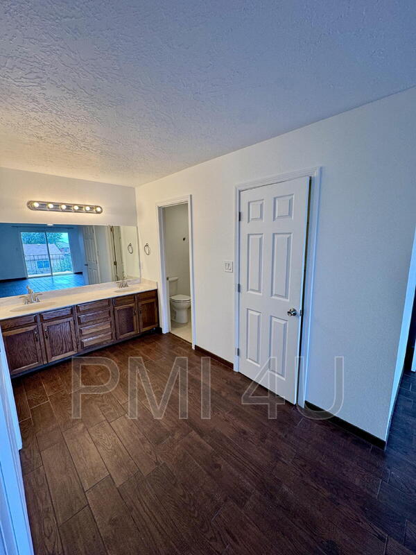 Building Photo - 10412 La Paz Dr