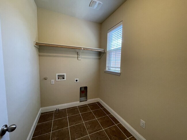 Building Photo - 2650 Venice Dr