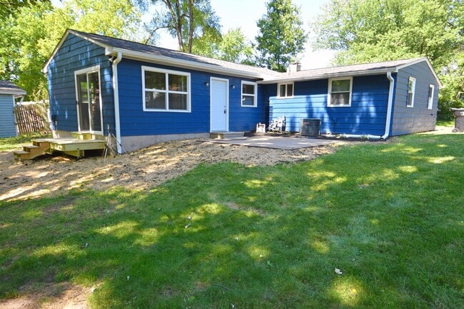 Building Photo - 4 bedroom 2 bath home close to UP Mall