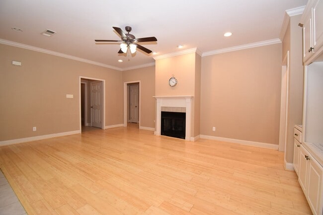 Building Photo - Spacious 3 Bedroom, 2 Bath Home