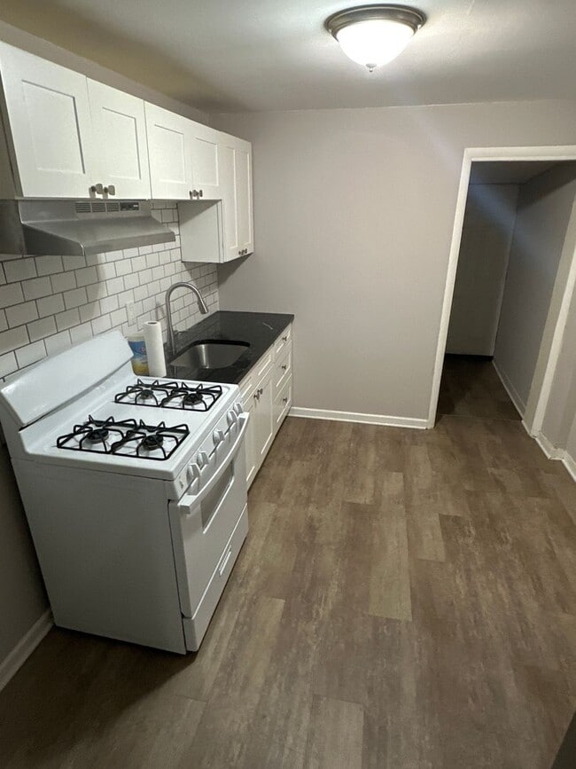 Building Photo - Renovated 3 bed townhome