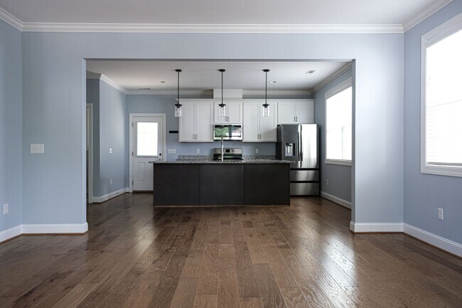 Building Photo - 3 Bedroom, 2.5 Bath in Prime Location! Law...