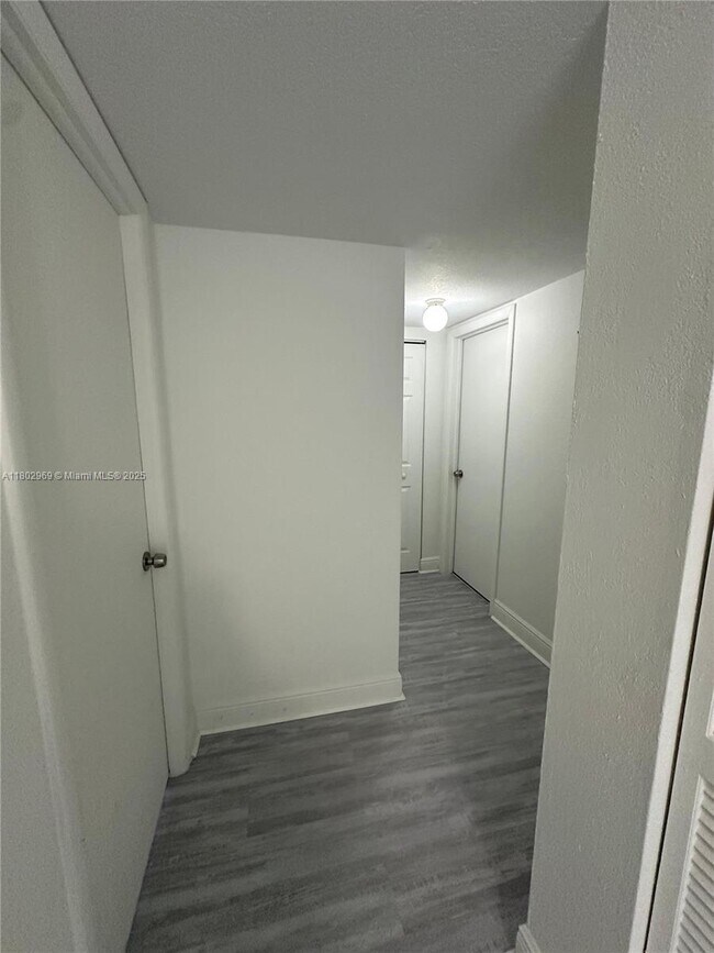 Building Photo - 1825 W 56th St