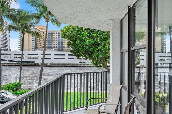 Building Photo - 1000 Parkview Dr