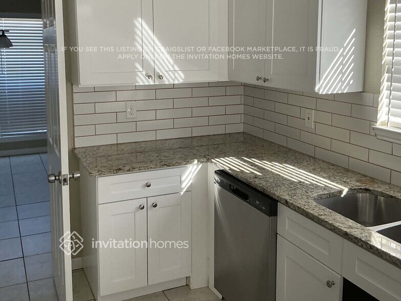 Building Photo - 8618 Fairfax Ave