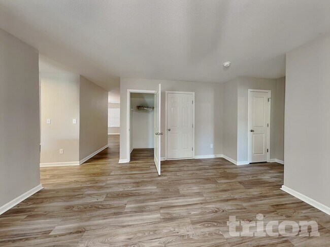 Building Photo - 2831 Village Center Dr