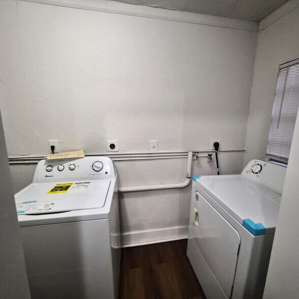 Building Photo - 5311 NE 10th Ave