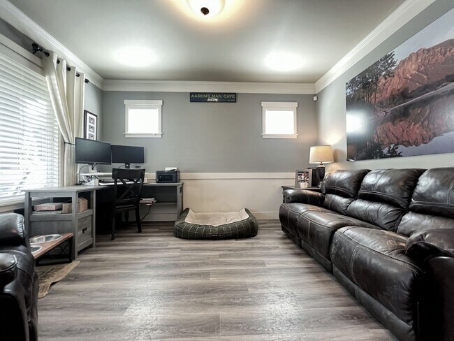Building Photo - 4 Bedroom Home Bordering Covington and Kent