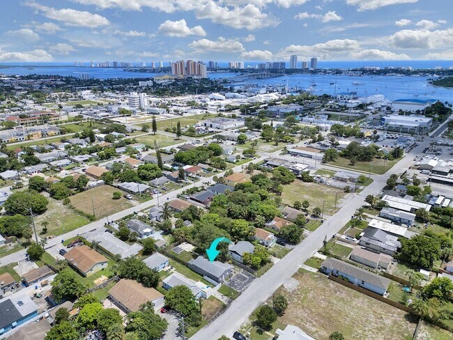 Building Photo - 172 W 15th St