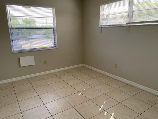 Building Photo - 722 W Columbia Ave