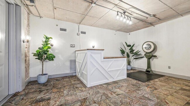 Building Photo - 2205 McKinney St