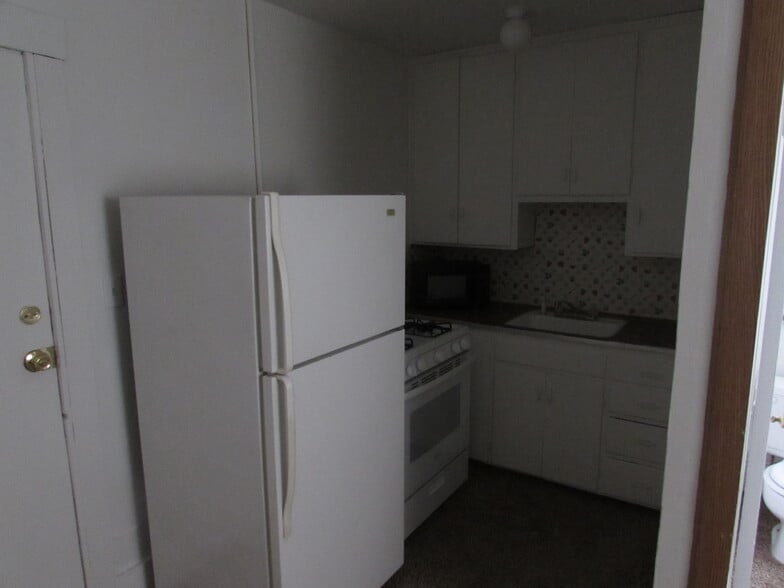 kitchen - 716 E 4th Ave