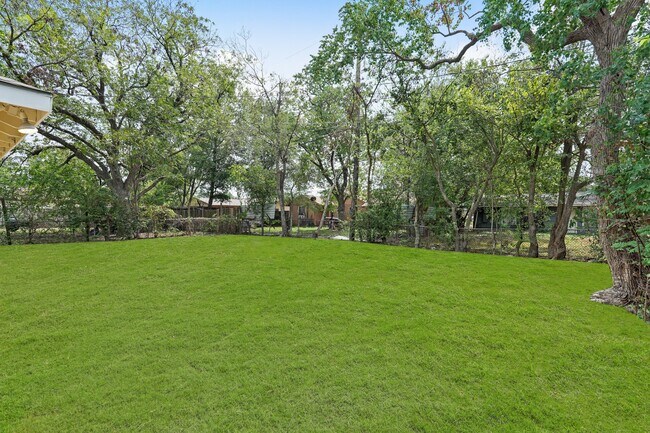 Building Photo - 5830 Glenhurst Dr