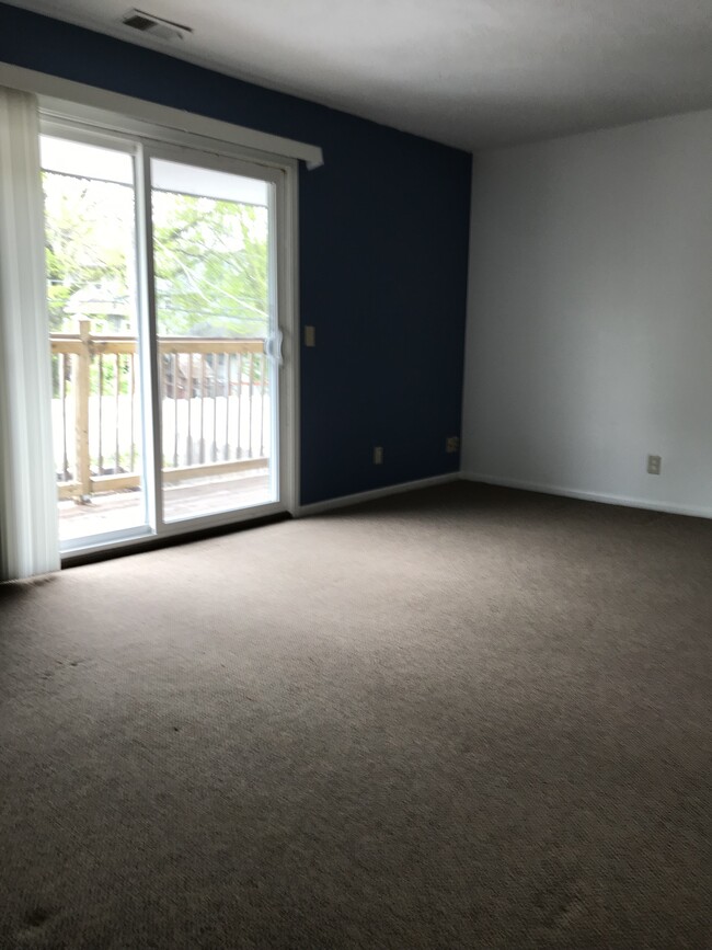 Living room with deck - 4858 Izard St