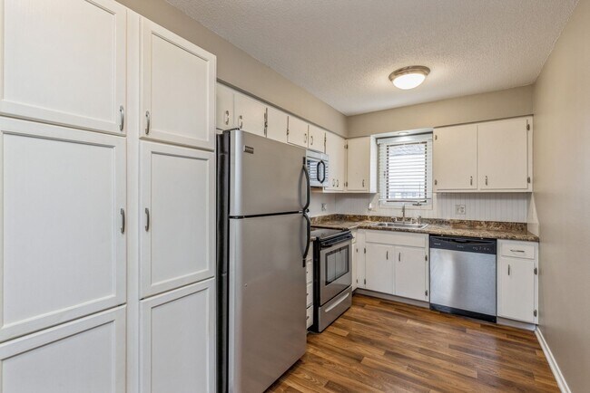 Building Photo - UPDATED CONDO!! 2 Bedroom, 1 Bathroom Condo In Ankeny