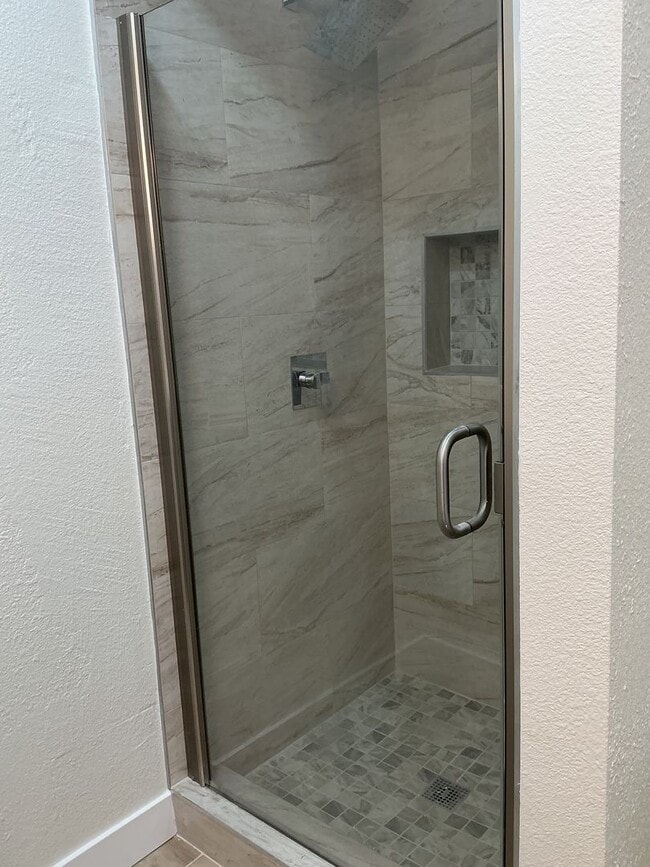 Building Photo - 3BD/2BA APARTMENT - UPSTAIRS UNIT