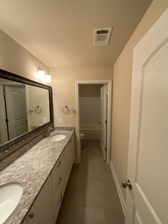 Building Photo - 688 Tree Top Trl