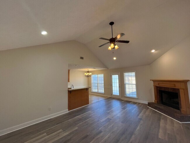 Building Photo - Discover the Perfect Blend of Comfort and Convenience