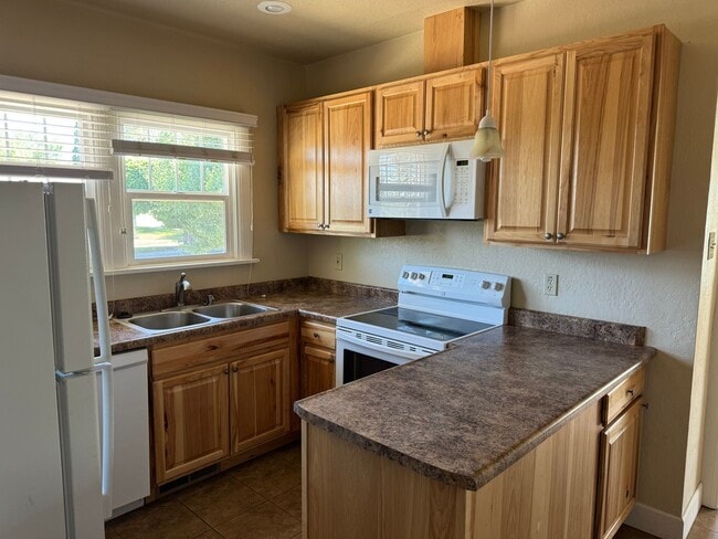 Building Photo - Charming South West Home!