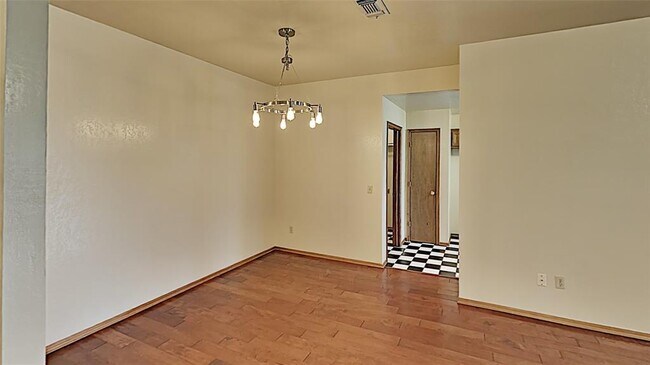 Building Photo - 604 Bluegrass Ln