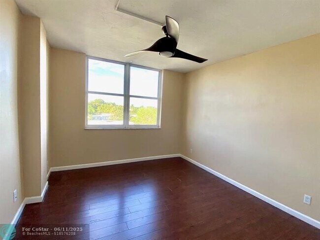 Building Photo - 1050 SE 15th St