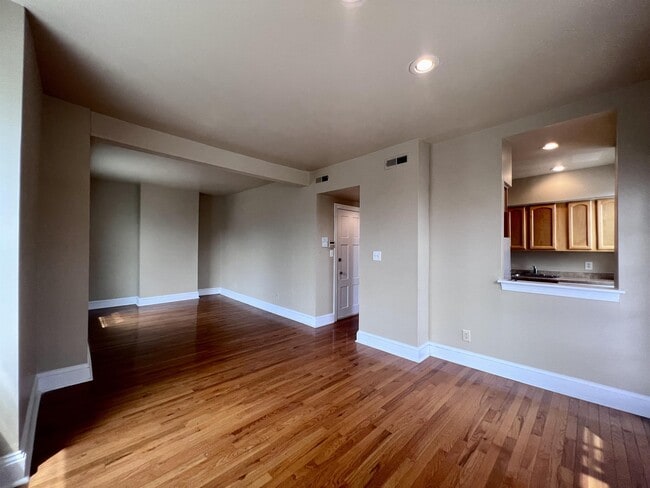 Building Photo - 1303 W 13th St