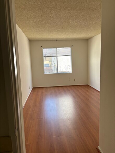 Building Photo - 321 N Kenmore Ave