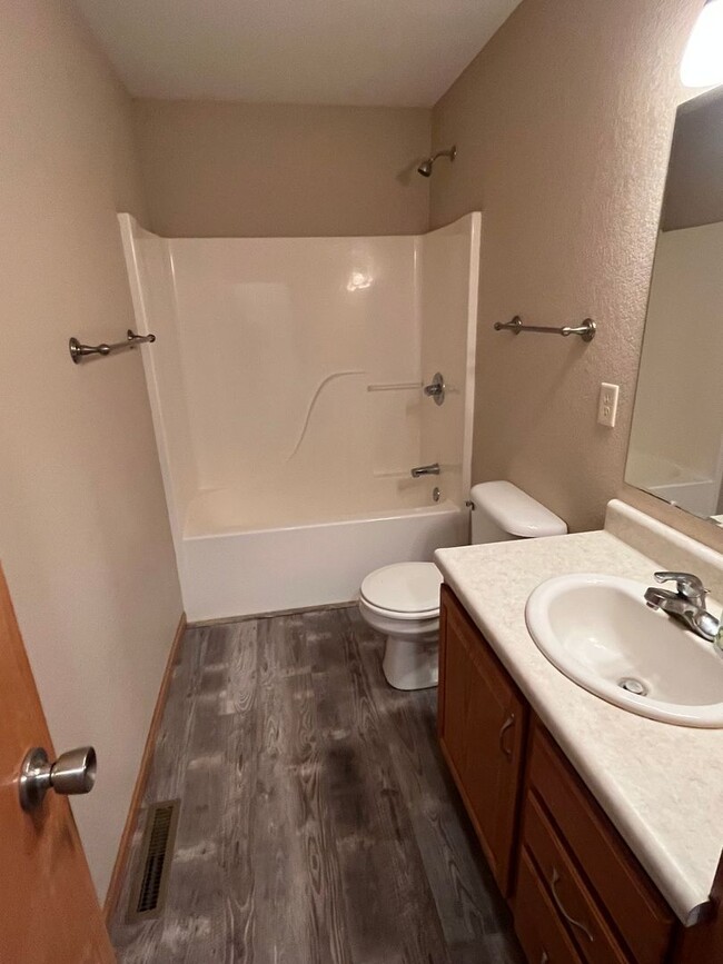 Building Photo - 4 Bedroom, 3 Bathroom Home for Rent