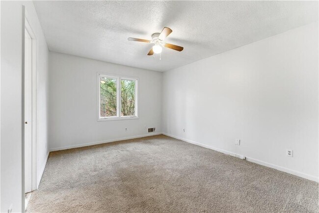 Building Photo - 2130 Fieldstone View Ct SE