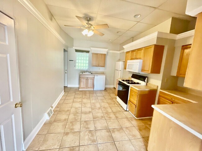 Building Photo - 3 Bed 1.5 Bath- Southside Pittsburgh PA
