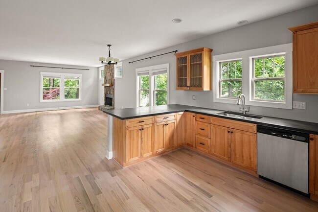 Building Photo - Beautiful Beaverdam Home