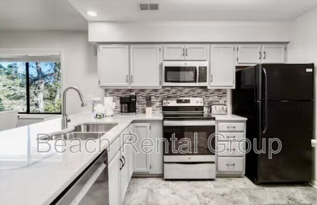 Building Photo - 4109 Pinehurst Cir