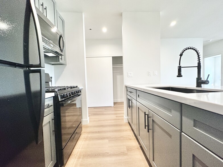 Building Photo - 1541 Ocean Ave